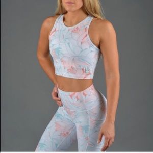 NWOT Buffbunny Island print crop top
